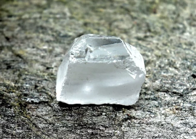 white sapphire vs diamond