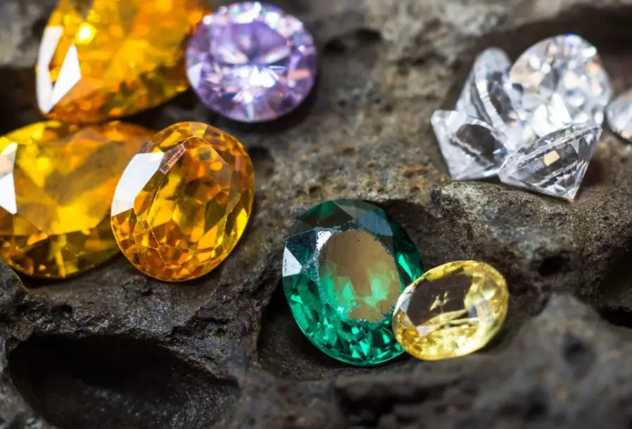 Natural vs Lab Gemstones: The Ultimate Guide to Choosing Your Perfect Stone