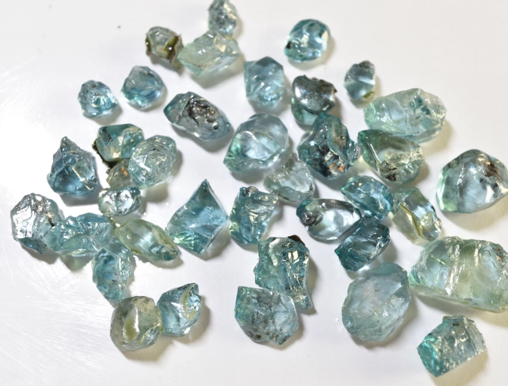 Zircon Explained: The Natural Gem Beyond Cubic Zirconia (Properties & Uses)