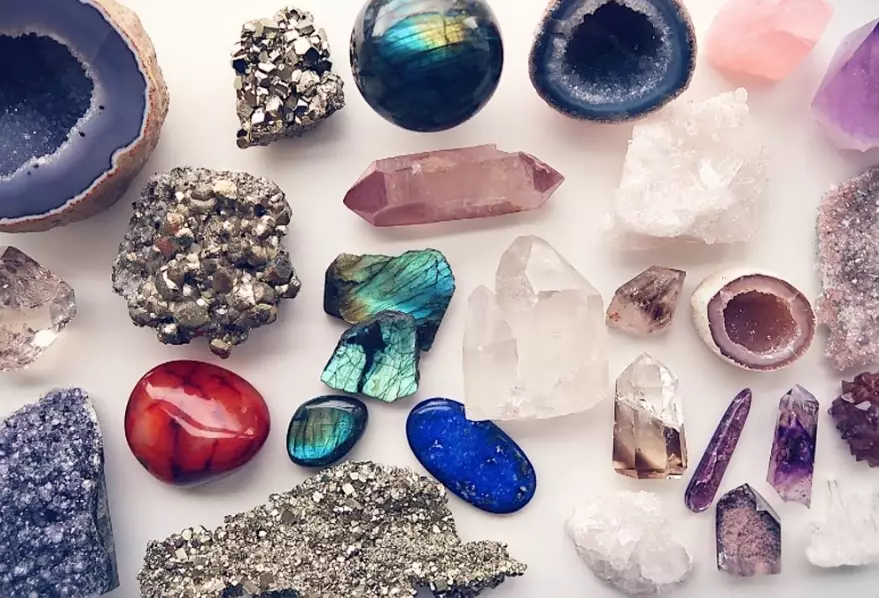 The Complete Guide to Gemstone Collecting: Start, Identify & Value Your Collection