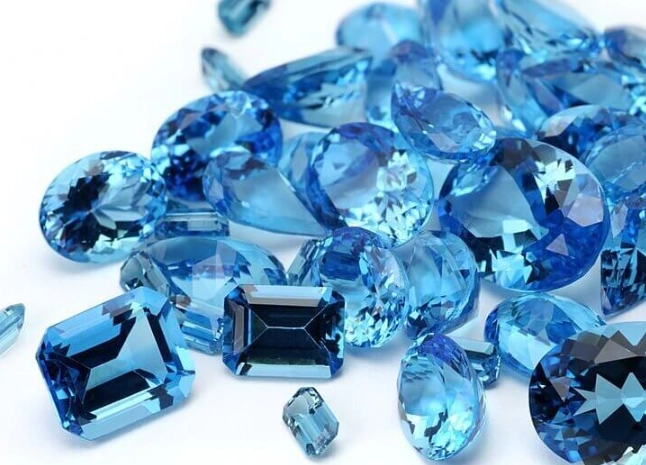 Aquamarine Birthstone Guide: March's Gem of Serenity & Courage