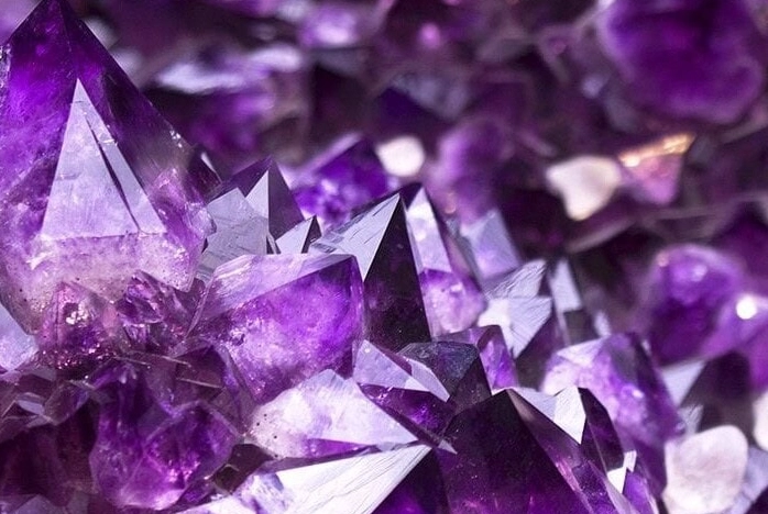Amethyst Benefits: Spiritual & Healing Powers of February's Birthstone