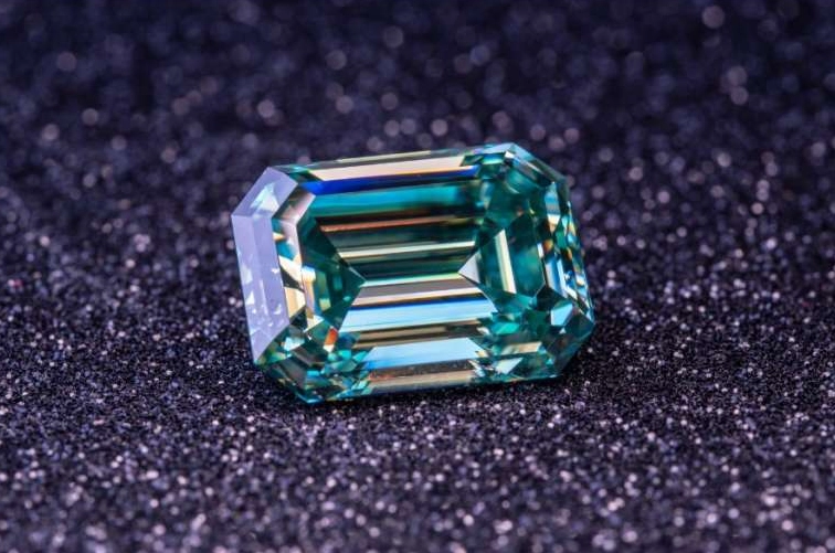 emerald gemstone color