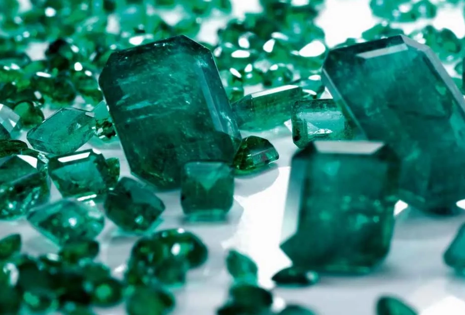 Emerald Stone Benefits: Healing, Jewelry & Investment Guide