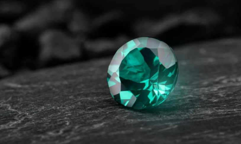 emerald gemstone color